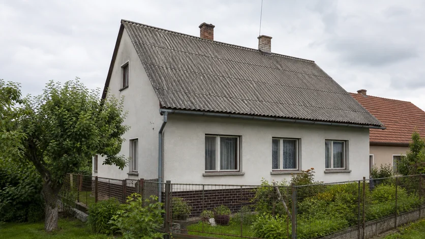 Starší rodinný dům s vlnitou eternitovou střechou připravený k rekonstrukci