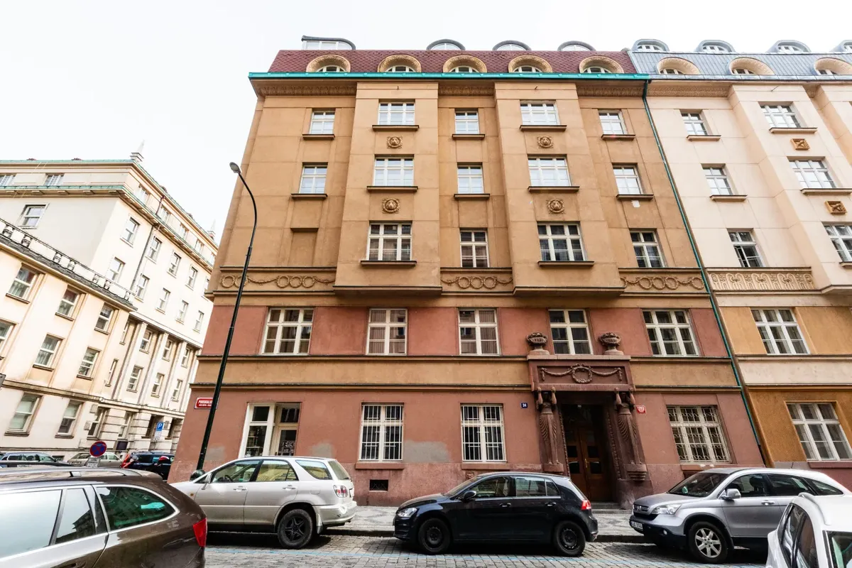 Historická budova se špaletovými okny
