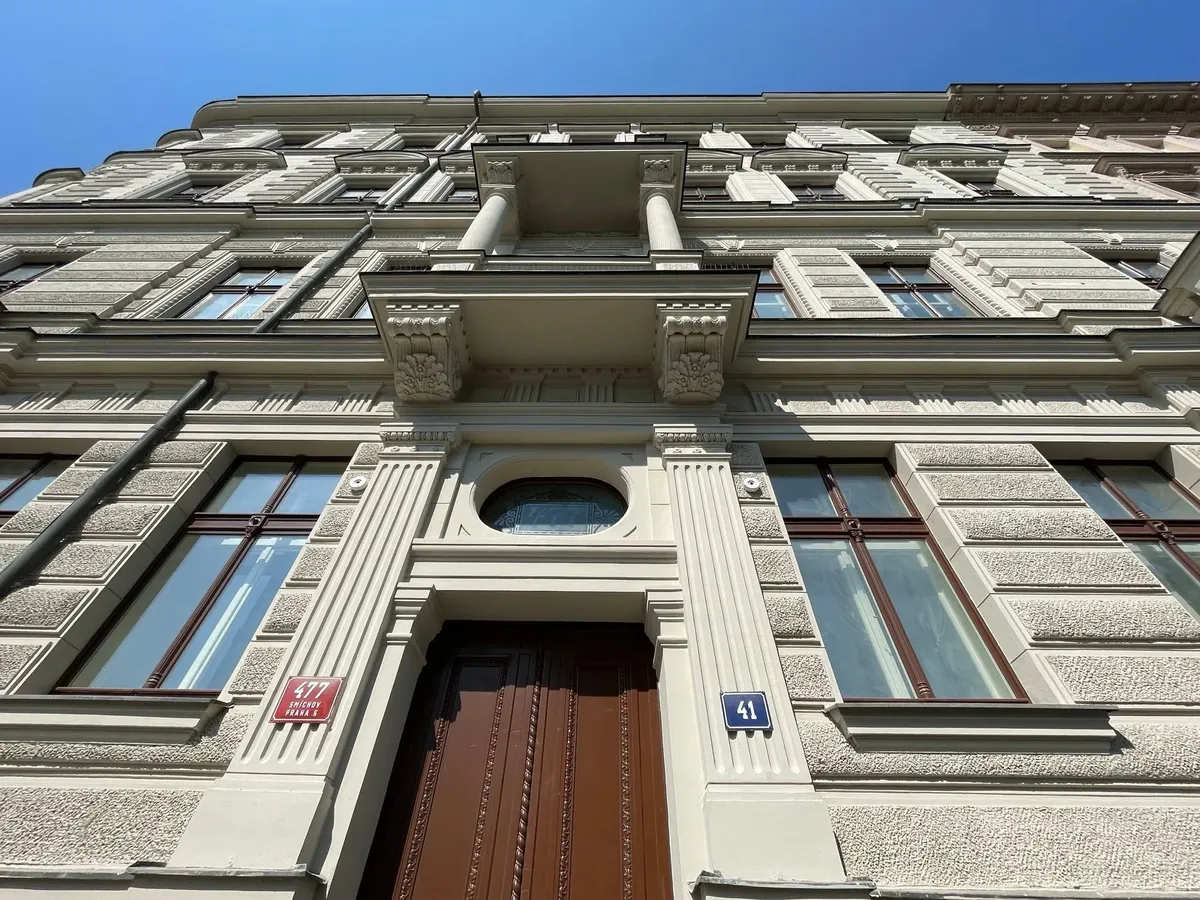 Repliky špaletových oken na historické pražské fasádě